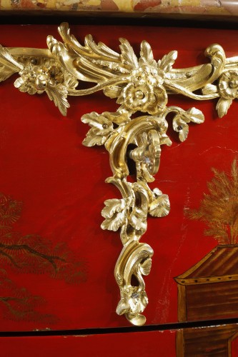 Louis XV - Commode en laque rouge au paysage chinoisant, attribuée à Adrien Delorme