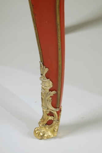 Antiquités - Commode en laque rouge au paysage chinoisant, attribuée à Adrien Delorme