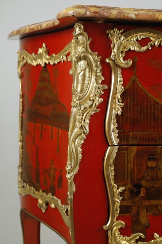 Antiquités - Chest of drawers in red lacquer with a Chinese landscape, Attributed to Adr