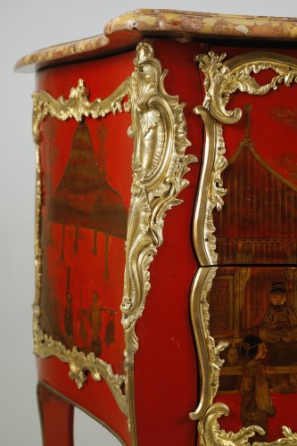 Antiquités - Commode en laque rouge au paysage chinoisant, attribuée à Adrien Delorme