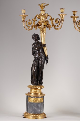 Paire de candélabres d’époque Louis XVI attribuée au bronzier Francois Remond - Luminaires Style Louis XVI