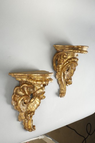 Antiquités - Pair of small wall brackets in gilded wood