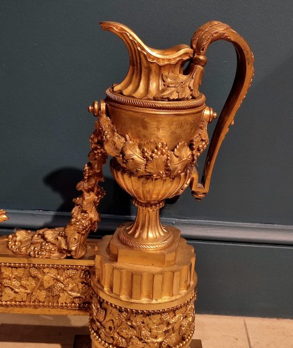 Louis XVI - Paire de chenets d’époque Louis XVI en bronze doré