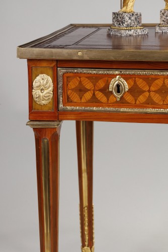 Bureau plat Louis XVI estampillé Bayer - Mobilier Style Louis XVI