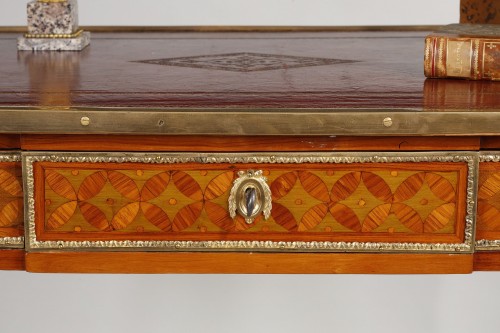 Louis XVI - Bureau plat Louis XVI estampillé Bayer