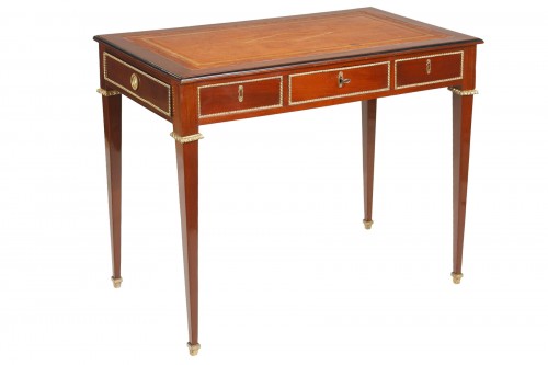 Petit bureau plat en acajou Louis XVI