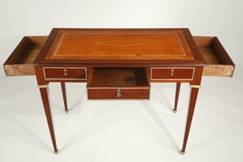 Mobilier Bureau et Secrétaire - Petit bureau plat en acajou Louis XVI