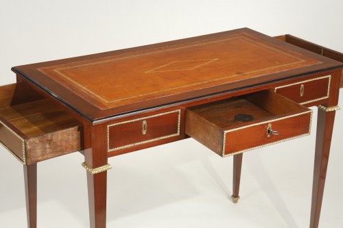 XVIIIe siècle - Petit bureau plat en acajou Louis XVI