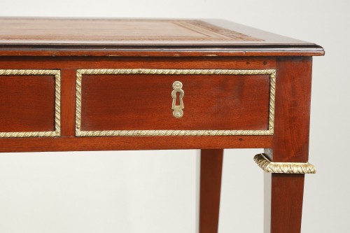 Antiquités - Petit bureau plat en acajou Louis XVI