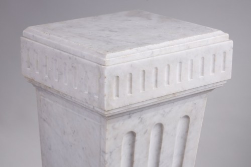  - White Carrara marble sheath column