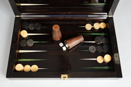 18th century - Jacquet game box in ebony, ivory and green tinted horn