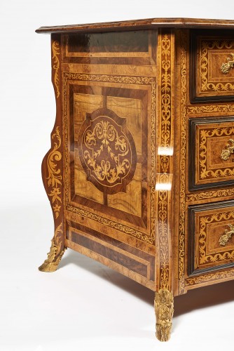 Mobilier Commode - Commode Mazarine attribuée à Thomas Hache