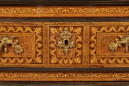 XVIIIe siècle - Commode Mazarine attribuée à Thomas Hache