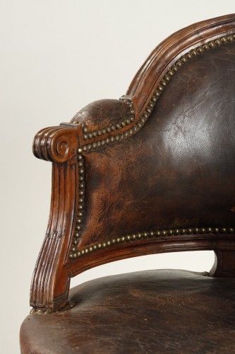 Large fauteuil de bureau pivotant, période Louis XVI - Sièges Style Louis XVI