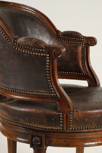 XVIIIe siècle - Large fauteuil de bureau pivotant, période Louis XVI