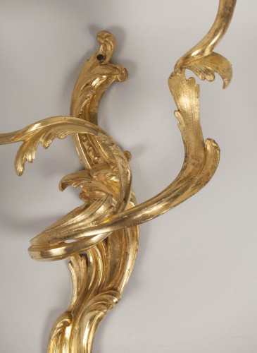 Paire d'appliques en bronze doré d'époque Louis XV - Luminaires Style Louis XV