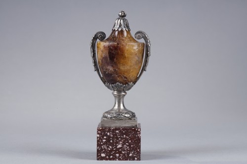 XIXe siècle - Petit vase-urne en Blue-John, argent et porphyre