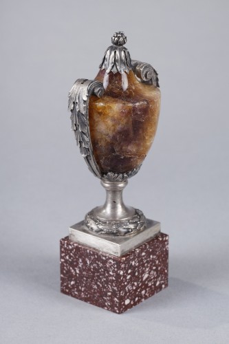 Louis XVI - Petit vase-urne en Blue-John, argent et porphyre