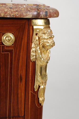 XVIIIe siècle - Petite commode galbée estampillée de MIGEON