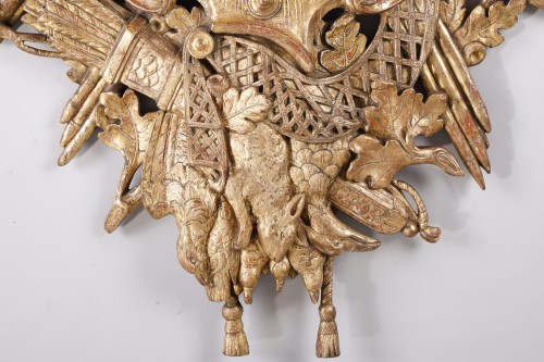 Antiquités - Grand baromètre en bois doré aux attributs de la chasse, époque Louis XVI