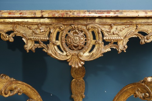 Console murale à têtes de grotesques d'époque Régence - Régence