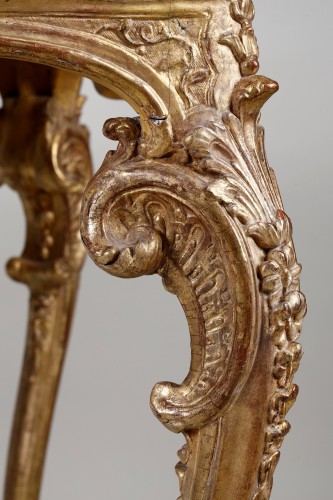 Table de milieu en bois doré, d'époque Régence - Régence