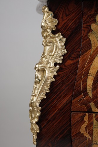 Louis XV - Curved chest of drawers on all sides attributed to Pierre Migeon