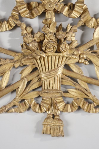Louis XVI - 18th century gilded wooden spring attributes