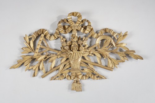 Antiquités - 18th century gilded wooden spring attributes