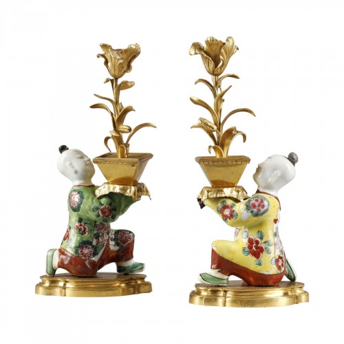 Paire de flambeaux « aux chinois » en porcelaine polychrome