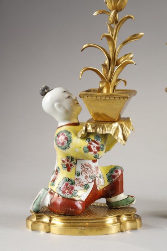 Paire de flambeaux « aux chinois » en porcelaine polychrome - Luminaires Style Louis XVI