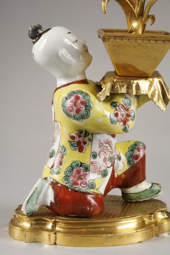 Paire de flambeaux « aux chinois » en porcelaine polychrome - Galerie Gilles Linossier