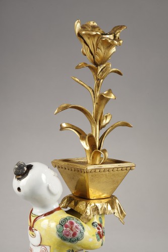 XVIIIe siècle - Paire de flambeaux « aux chinois » en porcelaine polychrome