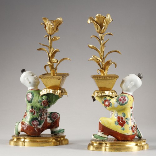 Paire de flambeaux « aux chinois » en porcelaine polychrome - Louis XVI