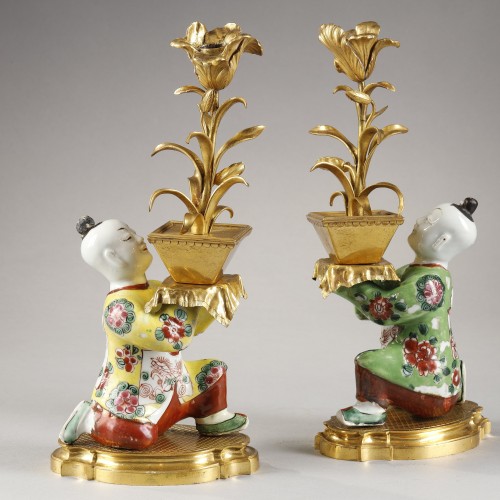 Louis XVI - Paire de flambeaux « aux chinois » en porcelaine polychrome