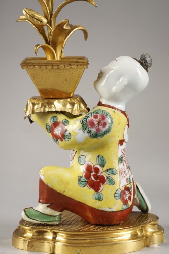 Antiquités - Paire de flambeaux « aux chinois » en porcelaine polychrome