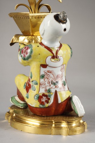 Antiquités - Paire de flambeaux « aux chinois » en porcelaine polychrome