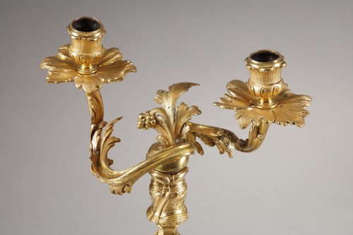 Paire de candélabres rocaille d'époque Louis XV - Luminaires Style Louis XV