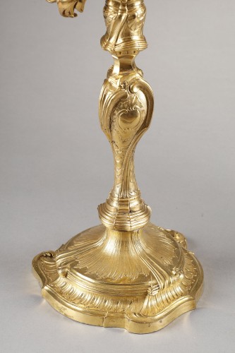 Luminaires Bougeoirs et Chandeliers - Paire de candélabres rocaille d'époque Louis XV