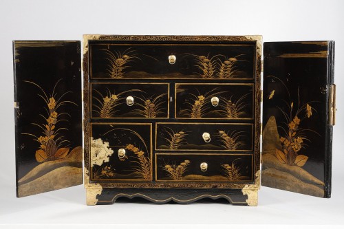 Small 18th century Edo cabinet - Asian Works of Art Style 