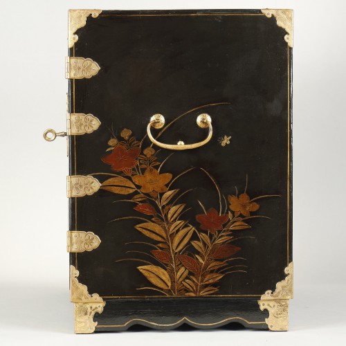 Asian Works of Art  - Small 18th century Edo cabinet