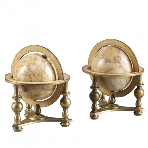 Rare paire de Globes terrestre et céleste miniatures du XVIIe siècle