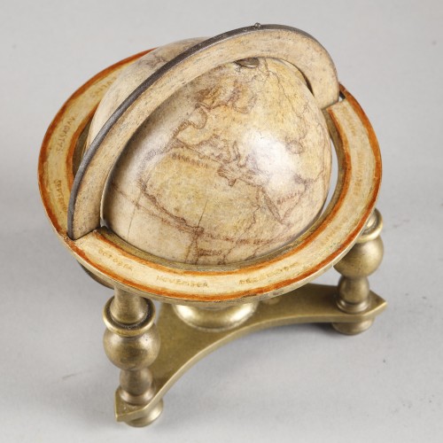 Rare paire de Globes terrestre et céleste miniatures du XVIIe siècle - Collections Style Louis XIII