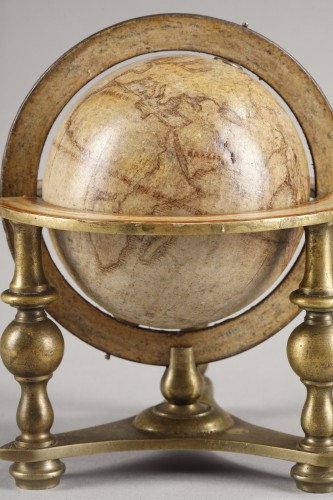 XVIIe siècle - Rare paire de Globes terrestre et céleste miniatures du XVIIe siècle