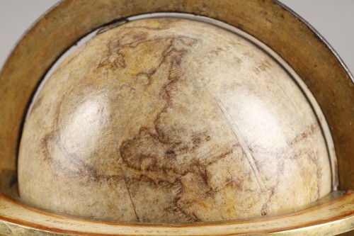 Rare paire de Globes terrestre et céleste miniatures du XVIIe siècle - Louis XIII