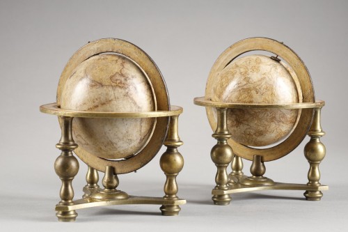 Antiquités - Rare paire de Globes terrestre et céleste miniatures du XVIIe siècle