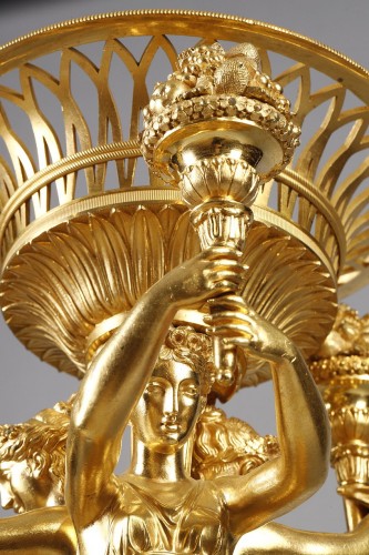 Luminaires Bougeoirs et Chandeliers - Paire de grands centres de table en bronze ciselé et doré