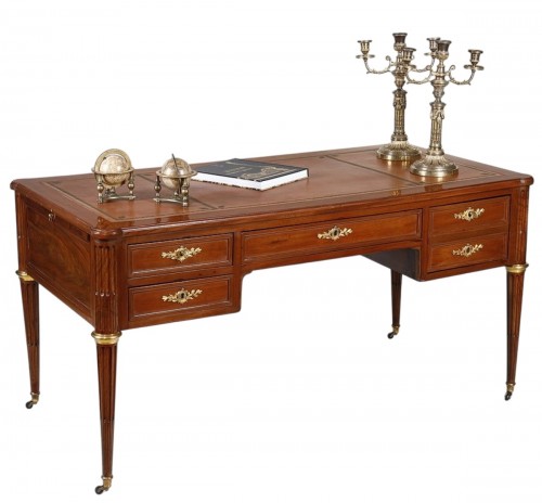 Grand bureau plat Louis XVI en acajou, attribué à Fidelys Shey