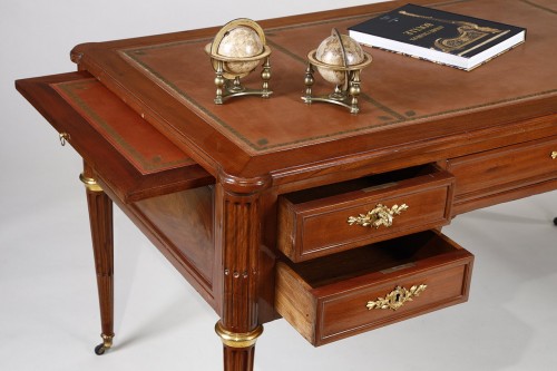 Antiquités - Large Louis XVI mahogany « bureau plat », attributed to Fidelys Shey