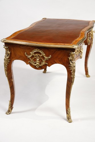 Bureau plat d’époque Louis XV, estampillé de Pierre Migeon - Louis XV